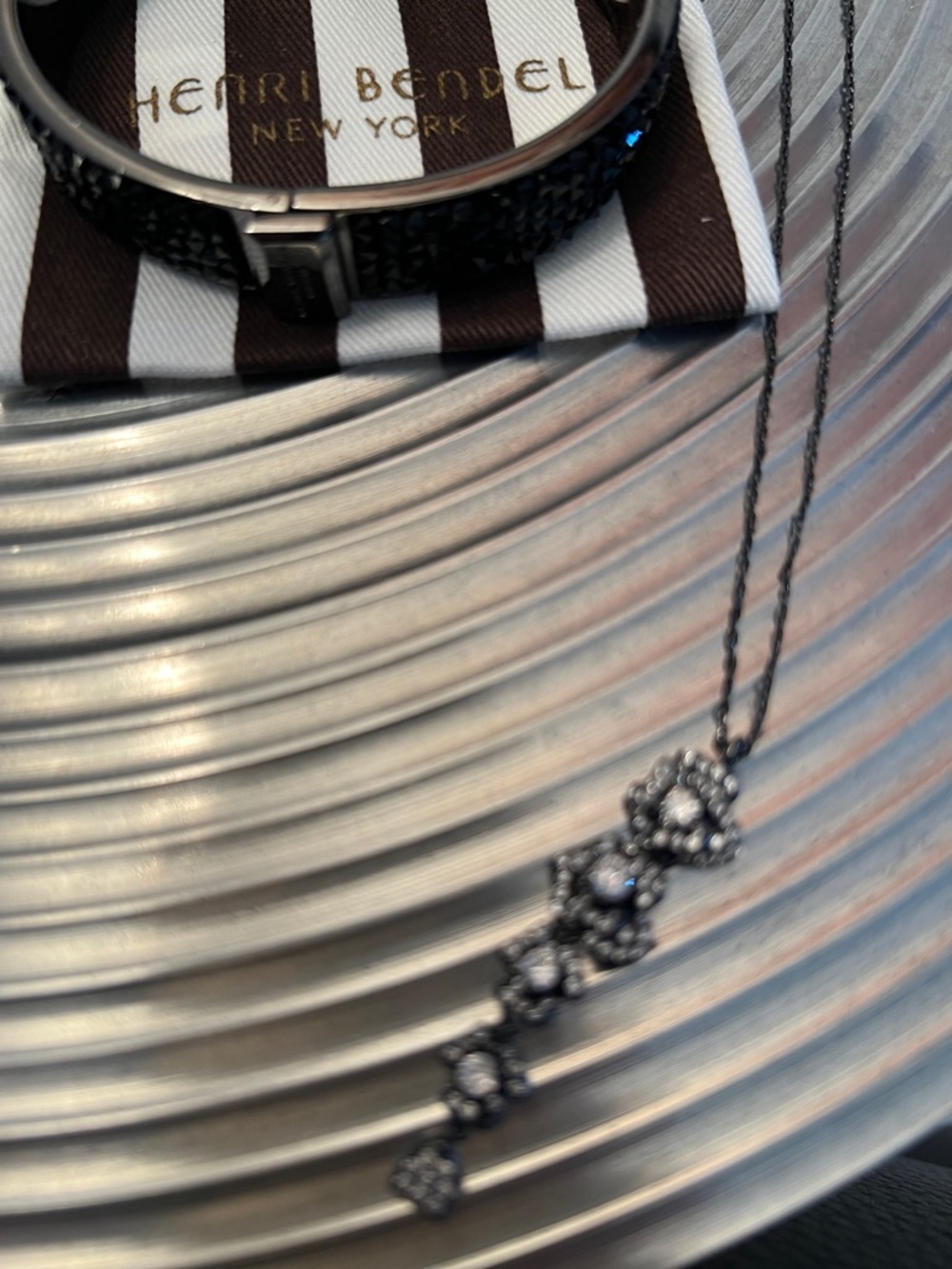 HENRI BENDEL NWOT BLACK ROCKS & GUNMETAL BRACELET & COORDINATING NECKLACE - Picture 8 of 14